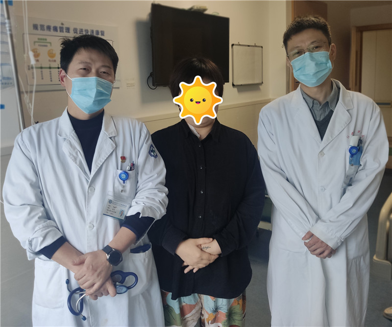 5.5出院時合照（左起 朱巍 楊女士 魯斌）.jpg