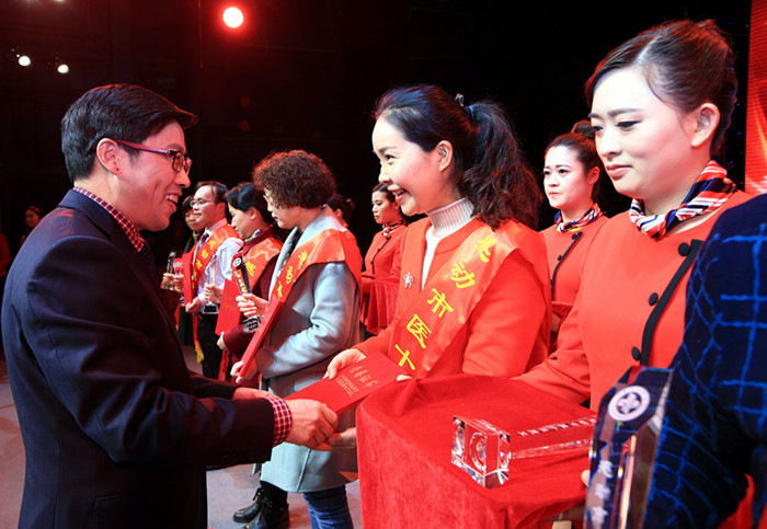 張偉陽(yáng)院長(zhǎng)為十佳員工頒獎(jiǎng)_副本.jpg