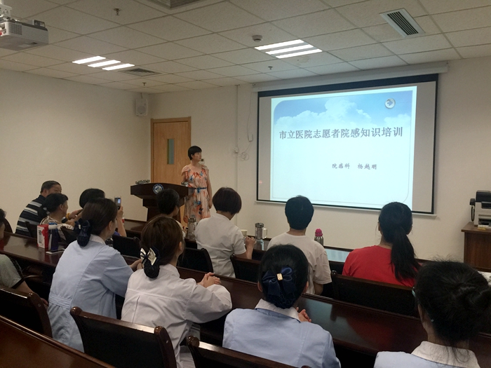 院感科楊越明科長(zhǎng)講解院感相關(guān)知識(shí)_副本.jpg