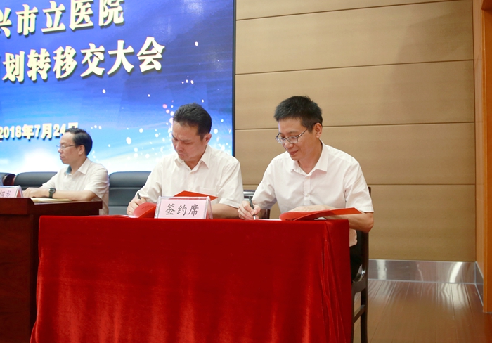袁立江主任與王建力校長(zhǎng)簽訂整體移交工作備忘錄1_副本.jpg