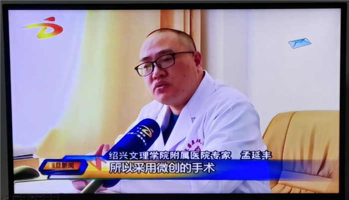 成功救治從500公里外茫崖市轉(zhuǎn)來(lái)的多發(fā)骨折病人，孟延豐接受柴旦電視臺(tái)采訪。.jpg