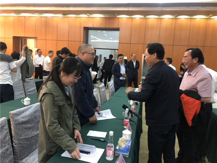 紹興市——大柴旦對(duì)口支援工作座談會(huì)后，馬書(shū)記和海西州州長(zhǎng)、州副書(shū)記孟海再次和我院兩位援青醫(yī)生親切交談。.jpg